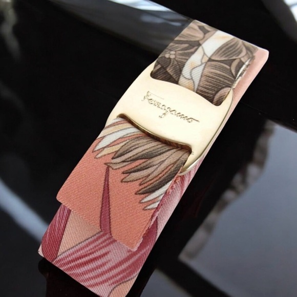 Salvatore Ferragamo Accessories - Salvatore Ferragamo Vara Ribbon Hair Clip 😍